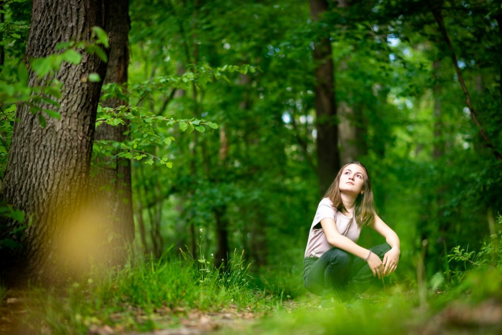 Frau meditiert im Wald