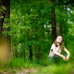 Frau meditiert im Wald